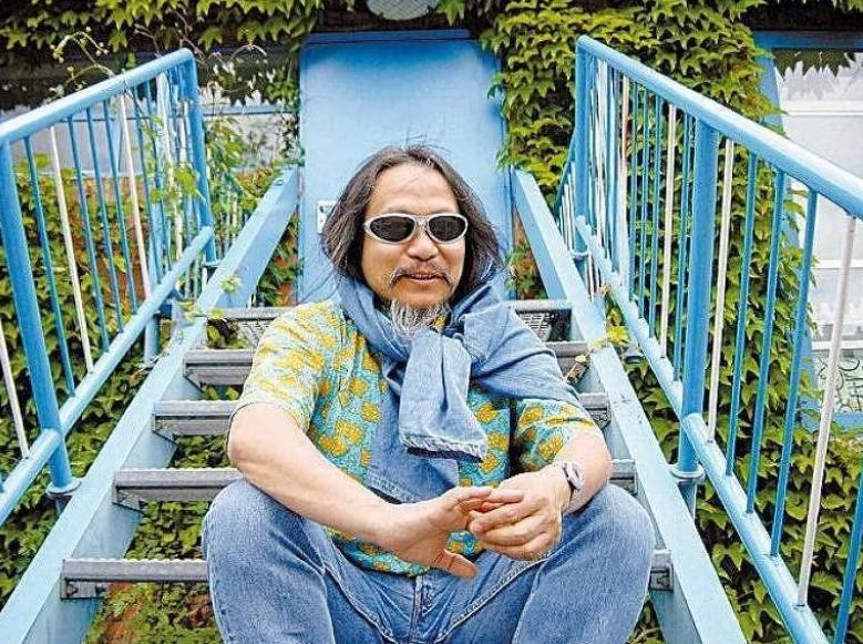 Cantor e ex-vocalista da influente banda alem&atilde; Can, Damo Suzuki, morreu no domingo (11), aos 74 anos. Em 2009 ele esteve em Florian&oacute;polis para um show no Teatro Sesc Prainha – Foto: Divulga&ccedil;&atilde;o