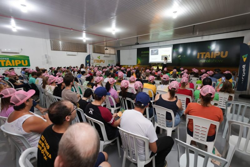 pessoas assistindo a palestras da Itaipu Rural Show