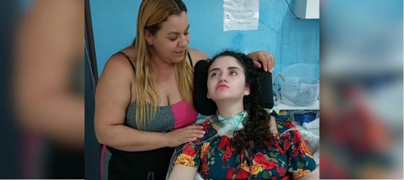 Poly teve dengue e ficou paraplégica