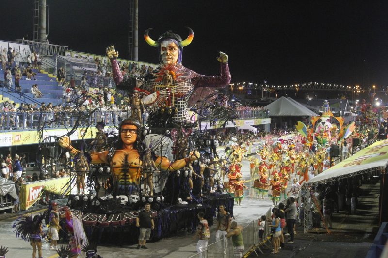 Desfile na Cidade do Samba em Florianópolis - foto mostra alegoria desfilando em passarela de sambódromo