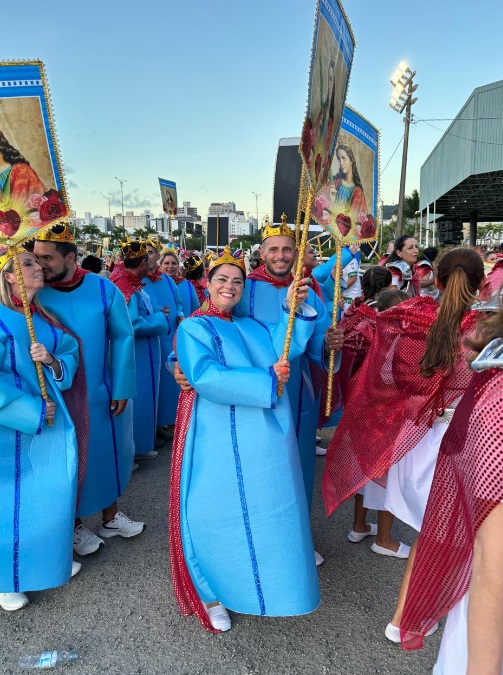 O desfile propõe uma veneração aos santos canônicos, santos populares e espiritualidades - Foto: Gustavo Bruning/ND