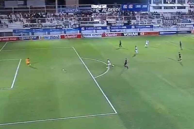 Zagueiro deixou o goleiro em situa&ccedil;&atilde;o delicada e fez gol contra inacredit&aacute;vel – Foto: Reprodu&ccedil;&atilde;o/Twitter