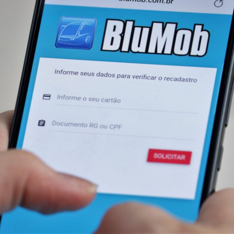 A imagem mostra o site da Blumob, empresa responsável pelo transporte coletivo de Blumenau.