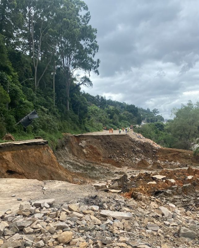 O escorregamento ocorreu nesta sexta-feira (16) a poucos metros da cratera aberta nesta semana na BR-470