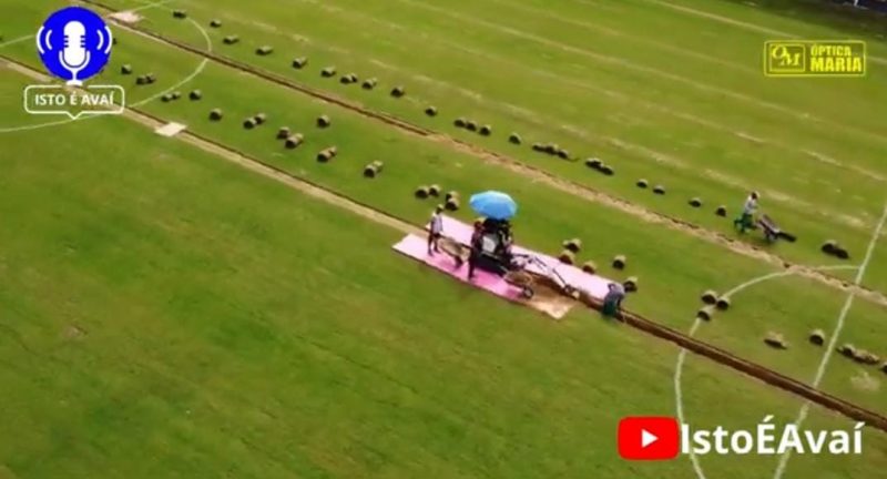 Gramado da Ressacada; corrida contra o tempo para deix&aacute;-lo em condi&ccedil;&otilde;es – Foto: Isto &eacute; Ava&iacute;/frame/nd