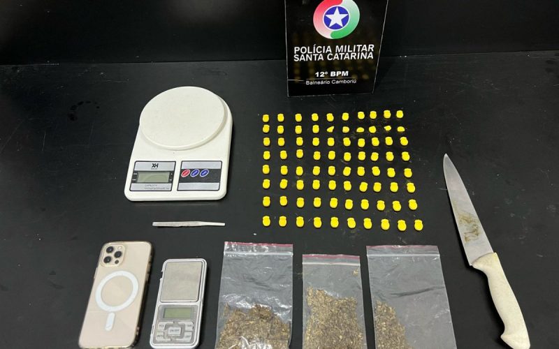 Drogas e outros itens encontrados em casa de suspeito preso por distribuição de drogas em Camboriú (SC)