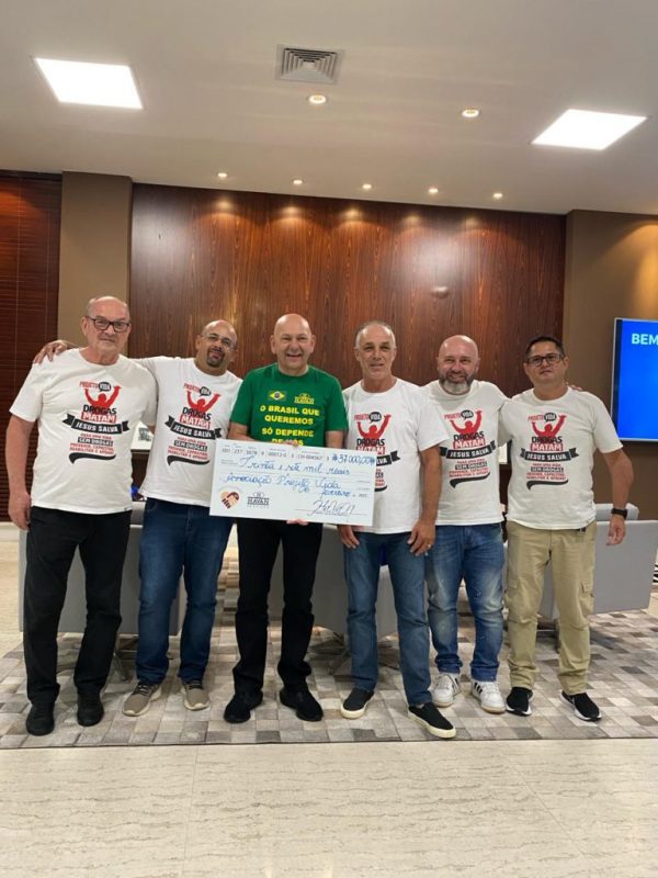 Doa&ccedil;&atilde;o foi destinada &agrave; Associa&ccedil;&atilde;o Projeto Vida e representantes receberam cheque das m&atilde;os de Luciano Hang no in&iacute;cio desta semana – Foto: Havan/Divulga&ccedil;&atilde;o/ND