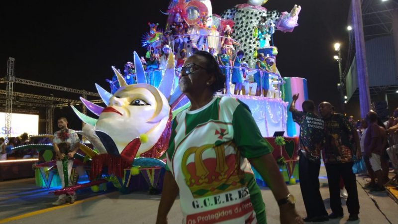 Dona Tânia - Na foto, mulher negra desfila vestindo camisa da diretoria da escola Protegidos da Princesa, do carnaval de Florianópolis 2024