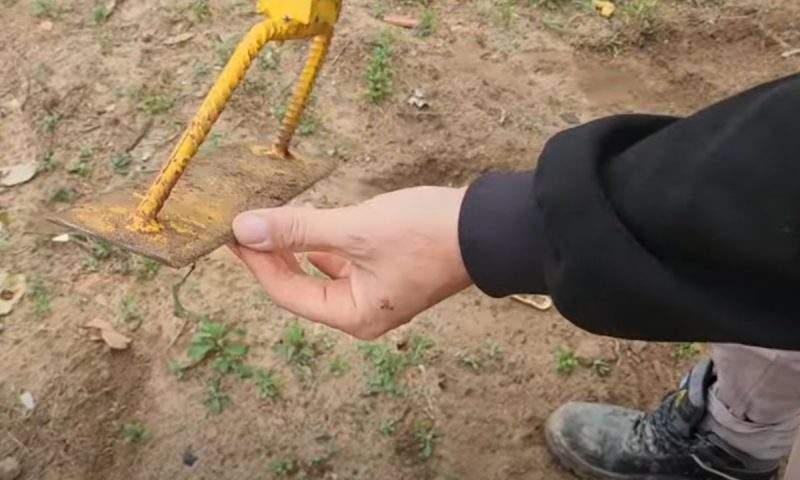 Enxada tem dupla-face, podendo cortar tanto de um lado quanto de outro