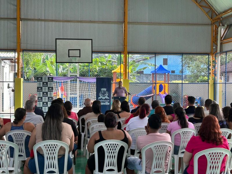 Recep&ccedil;&atilde;o foi organizada na escola do bairro Itinga – Foto: Felipe Bambace/NDTV