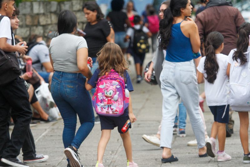 Na foto, mães e crianças que ilustram lei que garante matrícula de irmãos na mesma escola em Florianópolis