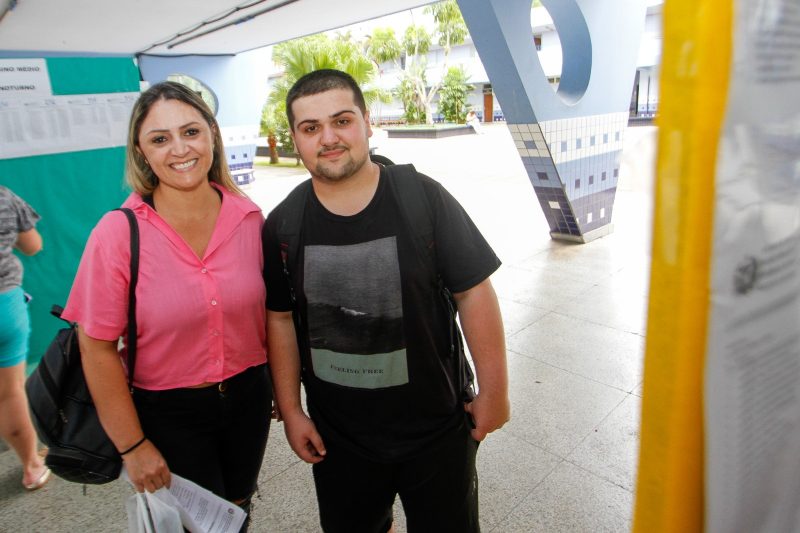 Aniela foi com o filho Guilherme conhecer a nova escola &#8211; Foto: LEO MUNHOZ/ND