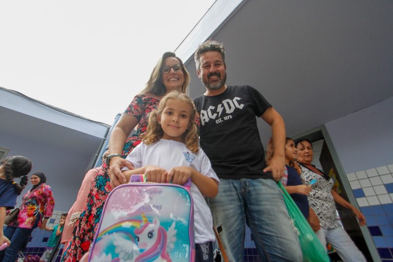 Os pais de Isabela, Aline e Alexandre, acompanharam a pequena no primeiro dia no 1º ano &#8211; Foto: LEO MUNHOZ/ND