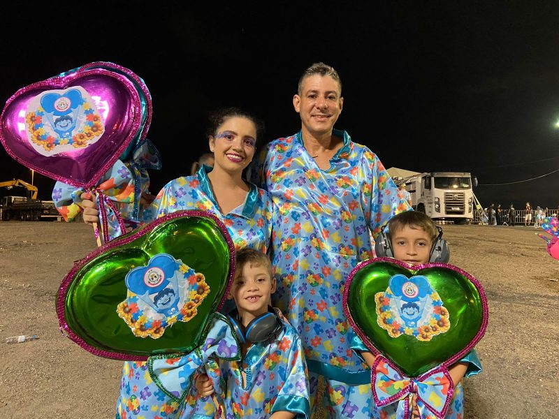 Crianças autistas e os pais em desfile de escola de samba