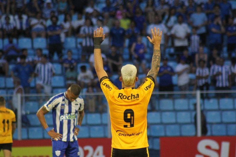 Hygor (ao fundo) de cabeça baixa durante o jogo do Avaí contra o Criciúma