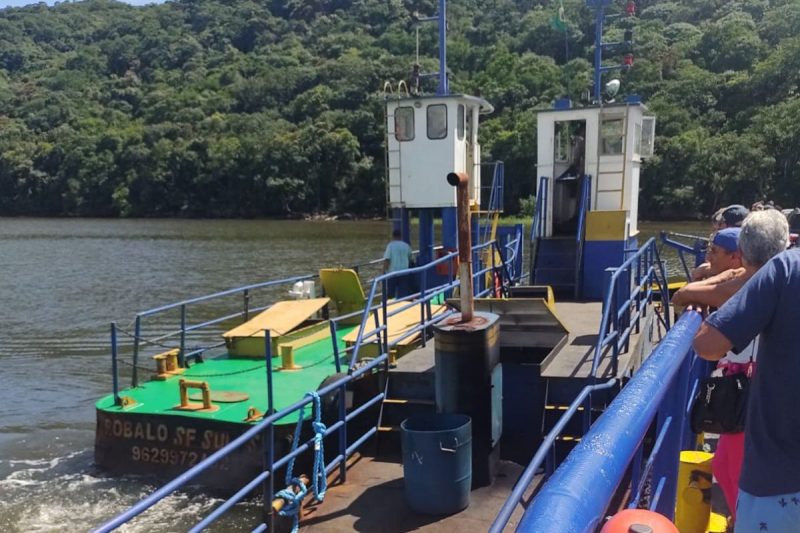 Balsa que faz o serviço de ferry boat 