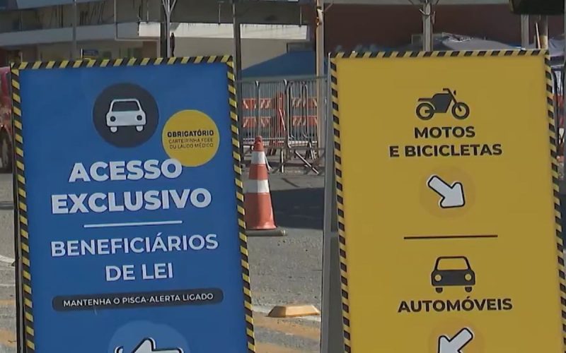 Frame de reportagem da NDTV sobre as blitz educativas da fila preferencial do ferry boat de Itajaí