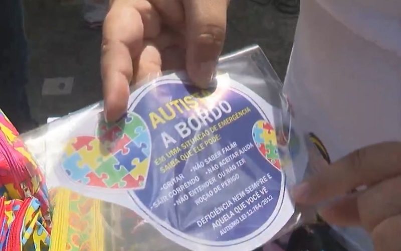 Frame de reportagem da NDTV sobre as blitz educativas da fila preferencial do ferry boat de Itajaí