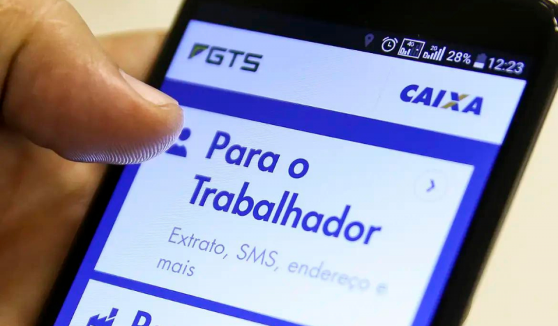 regras do saque-aniversário do FGTS, foto mostra celular com a página do FGTS aberta, onde uma pessoa clica no tópico "para o trabalhador"