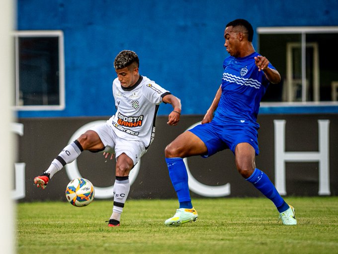 Jogadores de Figueirense e Barra disputam a posse de bola.