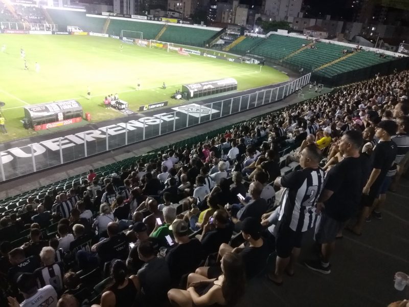 Torcida do Figueirense foi e esperava um futebol melhor diante do Herc&iacute;lio Luz – Foto: Bruno Gallas/ND