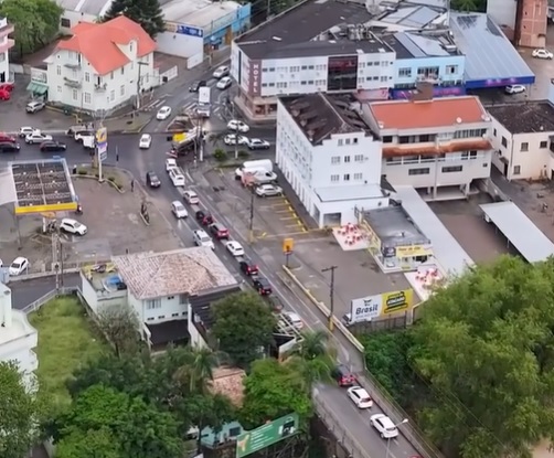 Imagens aéreas mostram a longa fila que se formou em três bairros da cidade após a interdição total do km 143 da rodovia, onde está a cratera