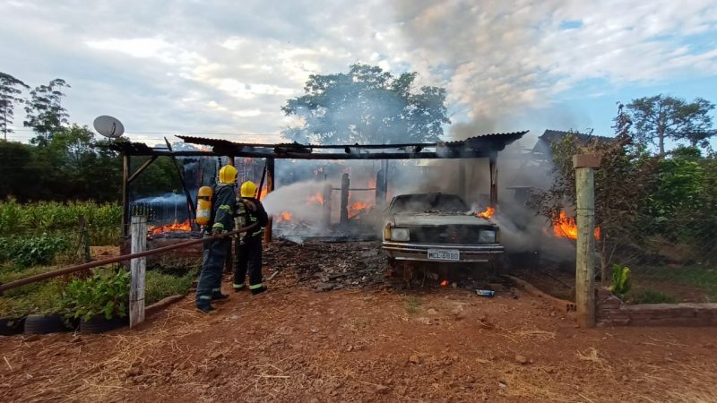 Carro que estava na garagem tamb&eacute;m foi atingido pelas chamas. Foto: Corpo de Bombeiros/Divulga&ccedil;&atilde;o/ND