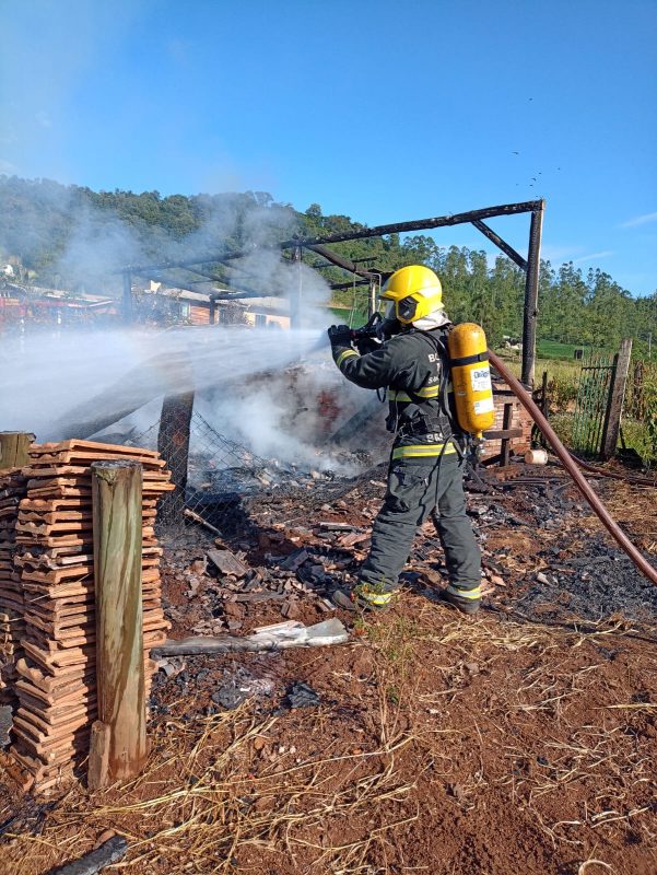 Foram necess&aacute;rios mais de 800 litros de &aacute;gua para extinguir o inc&ecirc;ndio. Foto: Corpo de Bombeiros/Divulga&ccedil;&atilde;o/ND