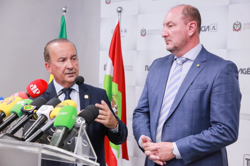 Jorginho Mello, ao lado de Mauro de Nadal, anunciou perdão das dívidas de hospitais filantrópicos - Foto: Vicente Schmitt/Agência AL/ND