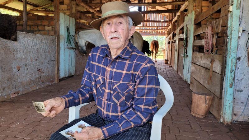 Rufino mostra as fotos antigas e relembra os bons causos – Foto: Angela Bueno/ND