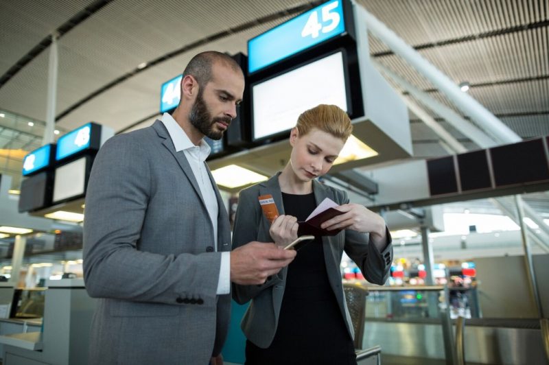 Foto mostra uma pessoa no aeroporto tentando passar pela migração, mostrando seu passaporte. Foto ilustra matéria sobre Falso Turista