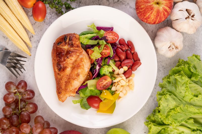 Alimentação para ter um corpo saudável inclui proteínas magras e frutas