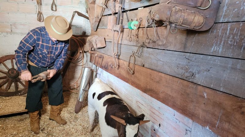 Rufino mostra a furadeira antiga – Foto: Angela Bueno/ND