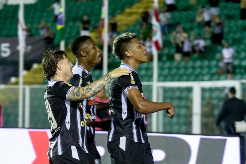 Figueirense chega para o cl&aacute;ssico do pr&oacute;ximo s&aacute;bado no Scarpelli, em melhores condi&ccedil;&otilde;es que o rival Ava&iacute; – Foto: Eduardo Pauli/FFC