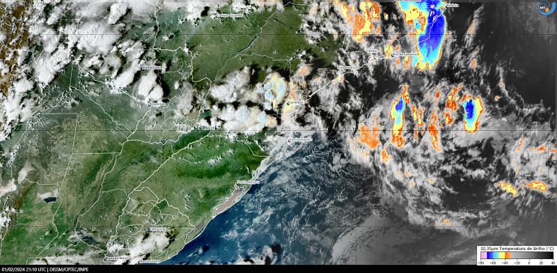 Imagem do satélite mostra cobertura de nuvens no Litoral Norte de SC