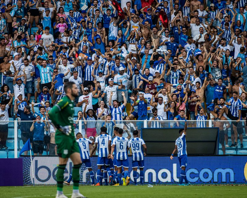 Jogadores do Avaí comemoram gol no clássico contra o Figueirense