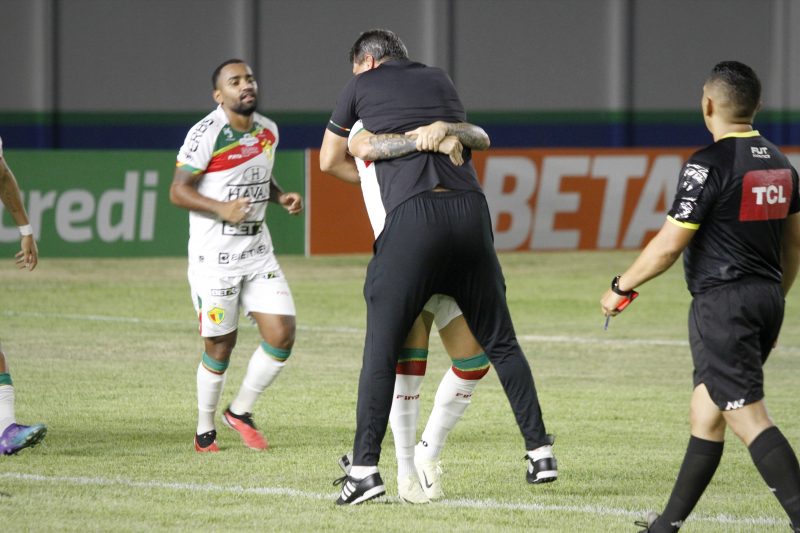 Jogadores do Brusque comemoram o gol com Luizinho Lopes