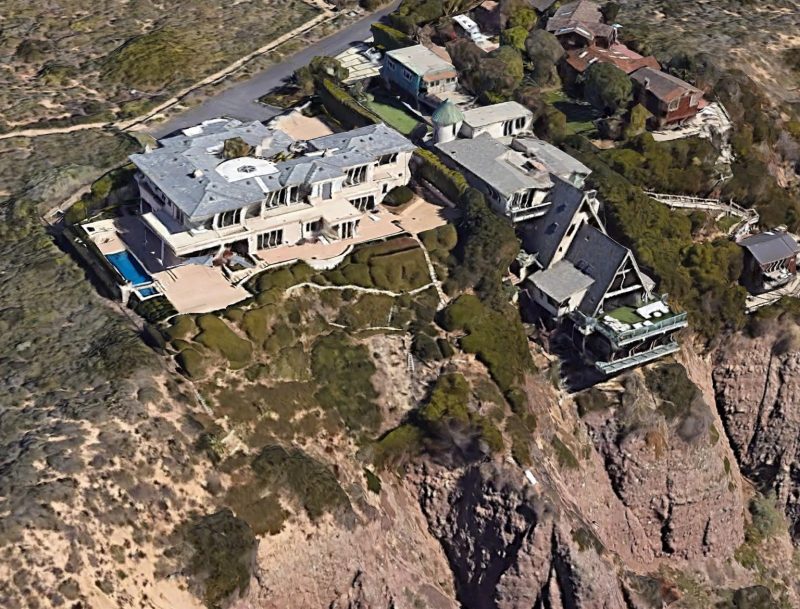 Imagens do Google Maps mostram como era a mansão antes do deslizamento