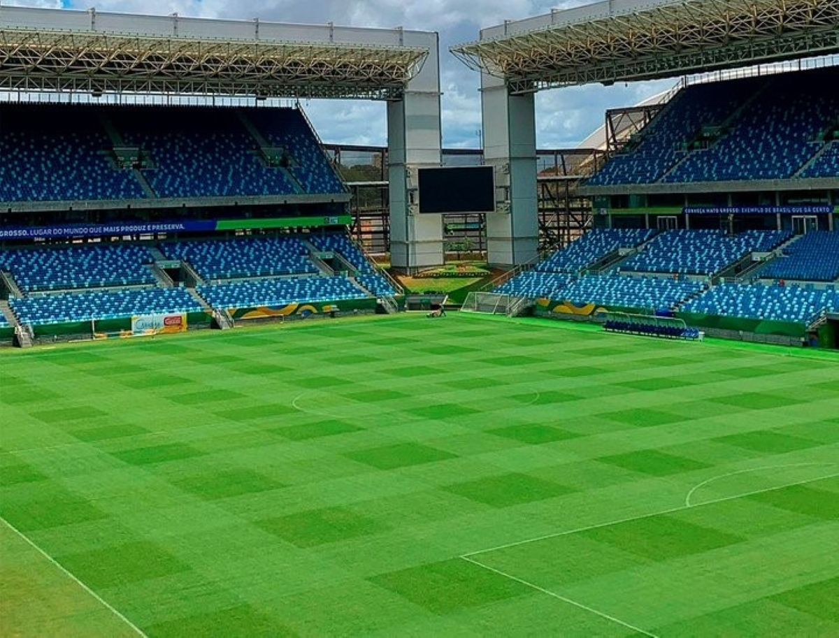 Na imagem aparece um estádio de futebol com o corte no estilo de um tabuleiro de xadrez