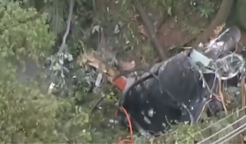 Helicóptero caindo em meio às folhas de árvores