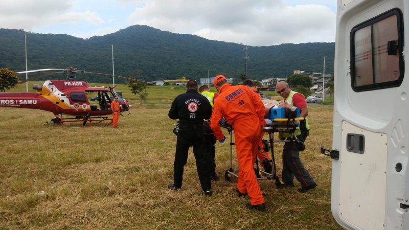 Vítima foi socorrida com o helicóptero dos bombeiros &#8211; Foto: CBMSC/Divulgação/ND