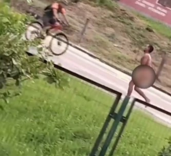 Homem &eacute; visto correndo nu pelas ruas do bairro Rio Tavares, na capital catarinense – Foto: Reprodu&ccedil;&atilde;o/Instagram/ND