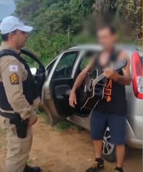 Motorista que foi flagrado fazendo zigue-zague fez um verdadeiro show para a Polícia Militar e acabou preso 