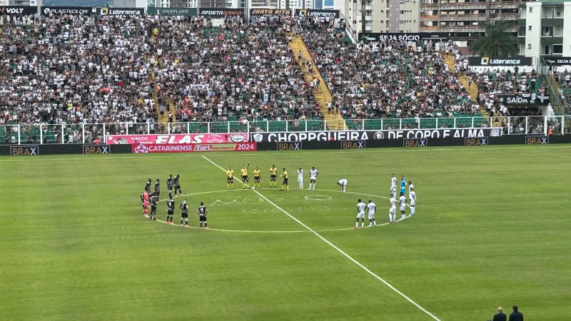 Nome do profissional foi escrito no centro do gramado – Foto: Ian Sell/ND