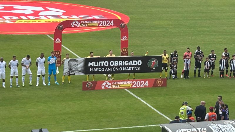 Marco Martins recebeu homenagem antes do cl&aacute;ssico entre Figueirense e Ava&iacute; – Foto: Ian Sell/ND
