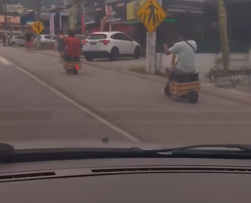 Homens utilizam caixotes de madeira que servem como banco para patinete – Foto: Reprodu&ccedil;&atilde;o/Instagram/ND