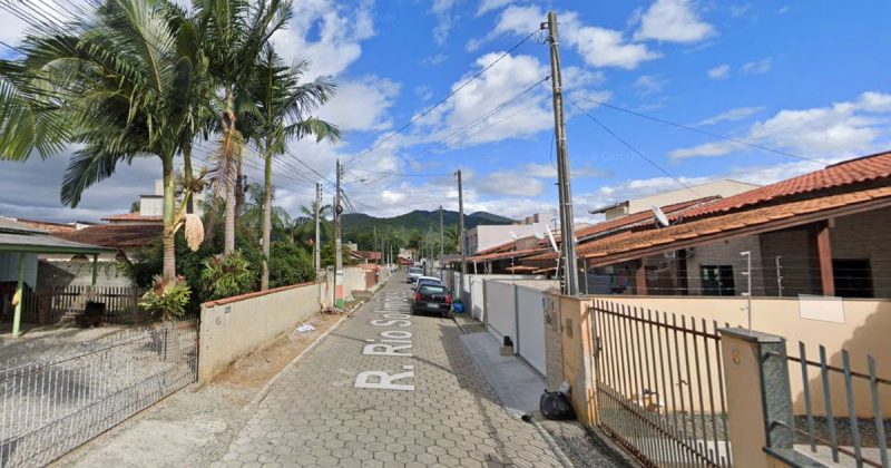 Idosa foi encontrada morta por familiares dentro da casa onde morava, no bairro Rio Pequeno, em Cambori&uacute; – Foto: Google Street View/Reprodu&ccedil;&atilde;o/ND