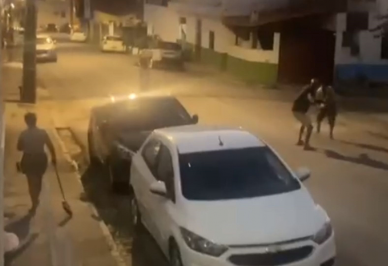 Momento em que idoso é esfaqueado