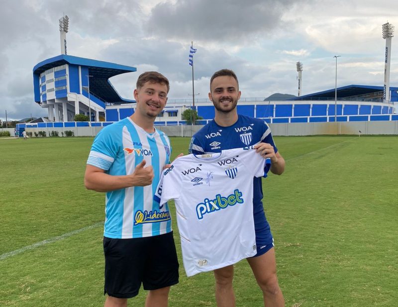 Igor ao lado de Poveda no treino do Avaí na última terça-feira