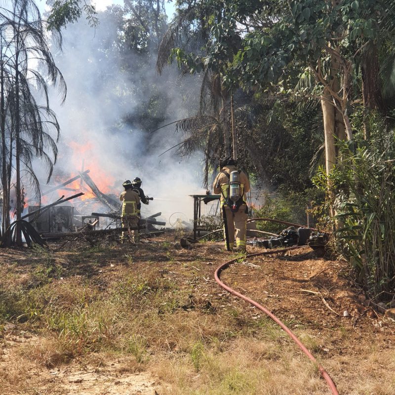 Fogo em rancho mobilizou bombeiros em Api&uacute;na&nbsp; – Foto: Bombeiros Volunt&aacute;rios da Uni&atilde;o/Reprodu&ccedil;&atilde;o/ND